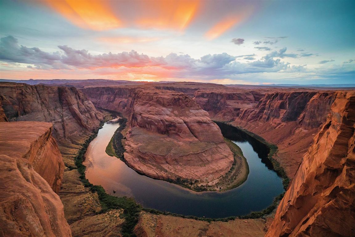 Horseshoe Bend's dramatic curve of the Colorado River at sunset, Arizona